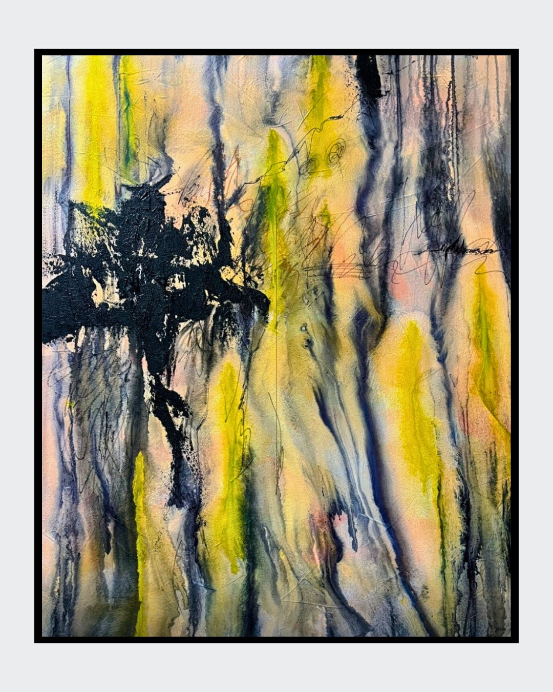 Abstraktes Gemälde von Sigrid Bautze-Klinder mit dynamischem Zusammenspiel von gelben und schwarzen Strichen auf einem strukturierten grauen Hintergrund, das Bewegung und Emotionen hervorruft. Perfekt für moderne Kunstliebhaber. ARTSPACER