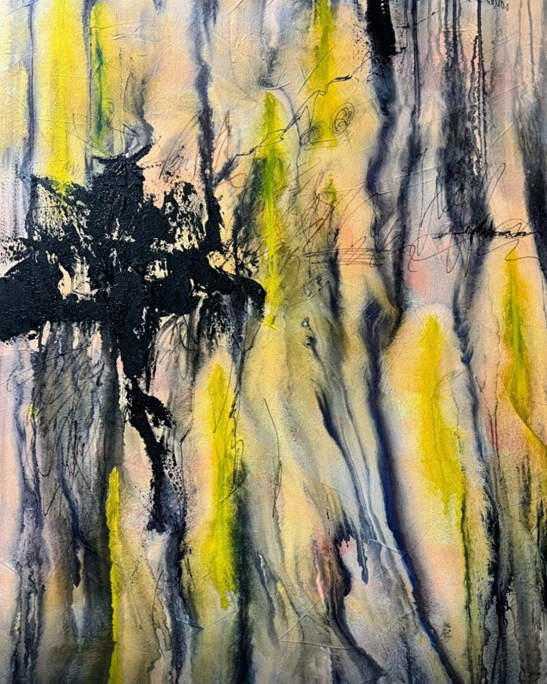 Abstraktes Gemälde von Sigrid Bautze-Klinder mit dynamischem Zusammenspiel von gelben und schwarzen Strichen auf einem strukturierten grauen Hintergrund, das Bewegung und Emotionen hervorruft. Perfekt für moderne Kunstliebhaber. ARTSPACER Online-Galerie.