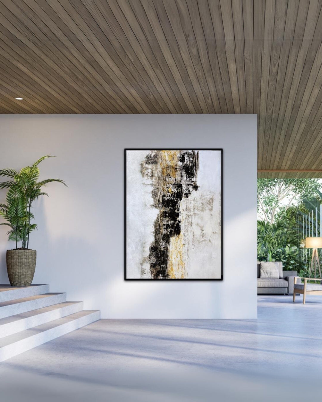 Spuren im Sand” von Sigrid Bautze-Klinder, Acryl auf Leinwand, 120 x 160 cm. Hängend in einem schlichten Raum in hellen Tönen. Das abstrakte Gemälde zeigt vertikale Strukturen in Schwarz-, Weiß- und Grautönen mit gelben Akzenten. Die raue Textur entsteht durch die Verwendung von Sand und Strukturpaste und thematisiert Umweltverschmutzung.