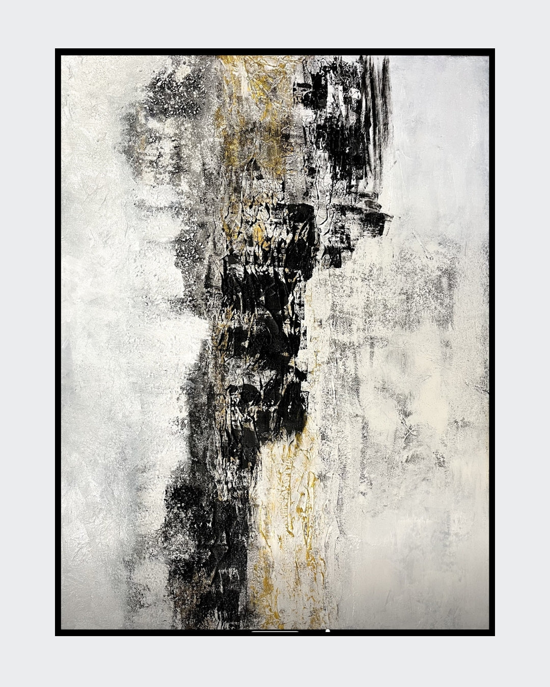 Spuren im Sand” von Sigrid Bautze-Klinder, Acryl auf Leinwand, 120 x 160 cm. Das abstrakte Gemälde zeigt vertikale Strukturen in Schwarz-, Weiß- und Grautönen mit gelben Akzenten. Die raue Textur entsteht durch die Verwendung von Sand und Strukturpaste und thematisiert Umweltverschmutzung. ARTSPACER