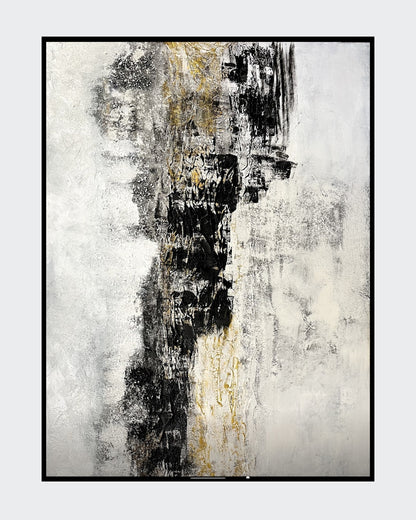 Spuren im Sand” von Sigrid Bautze-Klinder, Acryl auf Leinwand, 120 x 160 cm. Das abstrakte Gemälde zeigt vertikale Strukturen in Schwarz-, Weiß- und Grautönen mit gelben Akzenten. Die raue Textur entsteht durch die Verwendung von Sand und Strukturpaste und thematisiert Umweltverschmutzung. ARTSPACER