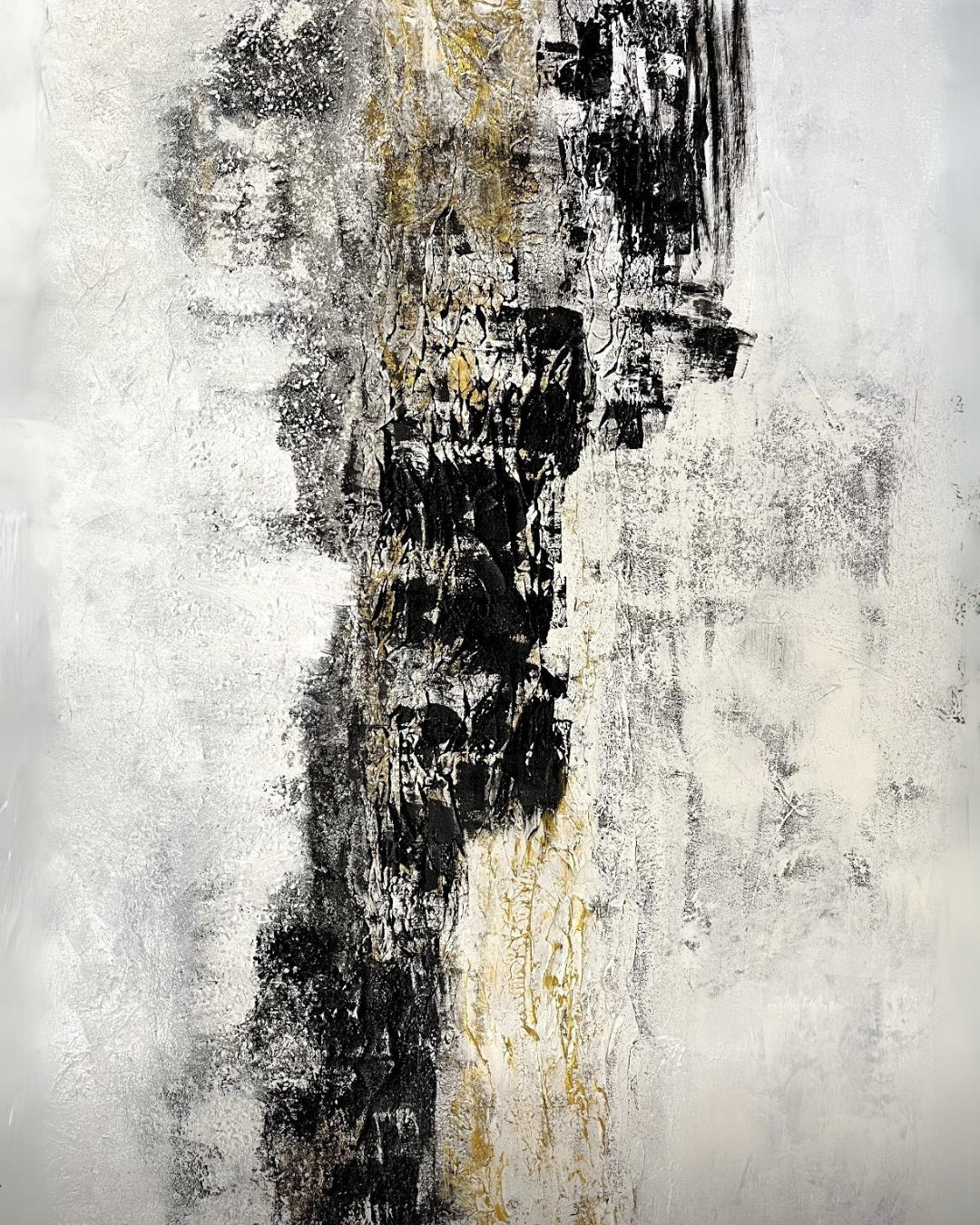 Spuren im Sand” von Sigrid Bautze-Klinder, Acryl auf Leinwand, 120 x 160 cm. Das abstrakte Gemälde zeigt vertikale Strukturen in Schwarz-, Weiß- und Grautönen mit gelben Akzenten. Die raue Textur entsteht durch die Verwendung von Sand und Strukturpaste und thematisiert Umweltverschmutzung. ARTSPACER