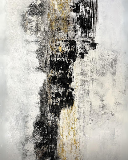 Spuren im Sand” von Sigrid Bautze-Klinder, Acryl auf Leinwand, 120 x 160 cm. Das abstrakte Gemälde zeigt vertikale Strukturen in Schwarz-, Weiß- und Grautönen mit gelben Akzenten. Die raue Textur entsteht durch die Verwendung von Sand und Strukturpaste und thematisiert Umweltverschmutzung. ARTSPACER