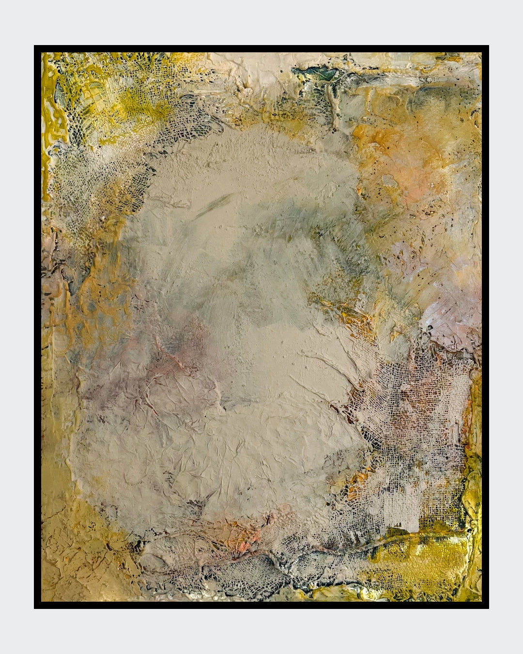 Abstraktes Acrylgemälde in sandigen Erd- und Kreidetönen: reliefartige Strukturen, feine Risse und Schichtungen, die an geologische Formationen erinnern – „Tektonische Stille“.