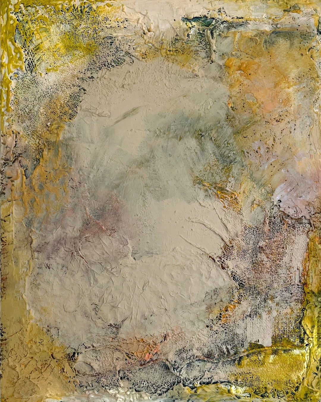 Abstraktes Acrylgemälde in sandigen Erd- und Kreidetönen: reliefartige Strukturen, feine Risse und Schichtungen, die an geologische Formationen erinnern – „Tektonische Stille“.