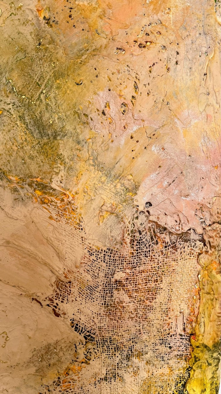 Abstraktes Acrylgemälde in sandigen Erd- und Kreidetönen: reliefartige Strukturen, feine Risse und Schichtungen, die an geologische Formationen erinnern – „Tektonische Stille“.