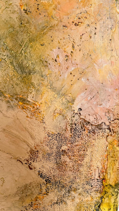 Abstraktes Acrylgemälde in sandigen Erd- und Kreidetönen: reliefartige Strukturen, feine Risse und Schichtungen, die an geologische Formationen erinnern – „Tektonische Stille“.