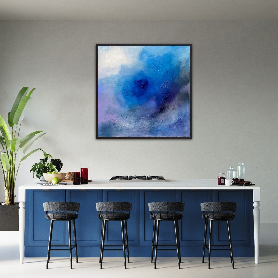 Abstraktes Gemälde in Blau mit variierenden Nuancen von Hell bis Tiefdunkel. Strukturpaste schafft reliefartige Texturen. Sanfte Farbverläufe treffen auf kontrastreiche Akzente, die Tiefe und Bewegung erzeugen. Dynamische, fast wellenartige Formen durchbrechen fließende Übergänge und verleihen dem Werk eine atmosphärische, sinnliche Qualität. Werk der Künstlerin Sigrid Bautze-Klinder, erhältlich bei ARTSPACER.