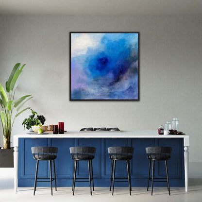 Abstraktes Gemälde in Blau mit variierenden Nuancen von Hell bis Tiefdunkel. Strukturpaste schafft reliefartige Texturen. Sanfte Farbverläufe treffen auf kontrastreiche Akzente, die Tiefe und Bewegung erzeugen. Dynamische, fast wellenartige Formen durchbrechen fließende Übergänge und verleihen dem Werk eine atmosphärische, sinnliche Qualität. Werk der Künstlerin Sigrid Bautze-Klinder, erhältlich bei ARTSPACER.