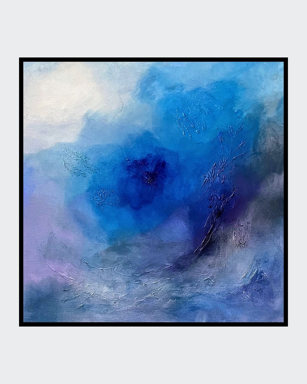 Abstraktes Gemälde in Blau mit variierenden Nuancen von Hell bis Tiefdunkel. Strukturpaste schafft reliefartige Texturen. Sanfte Farbverläufe treffen auf kontrastreiche Akzente, die Tiefe und Bewegung erzeugen. Dynamische, fast wellenartige Formen durchbrechen fließende Übergänge und verleihen dem Werk eine atmosphärische, sinnliche Qualität. Werk der Künstlerin Sigrid Bautze-Klinder, erhältlich bei ARTSPACER.