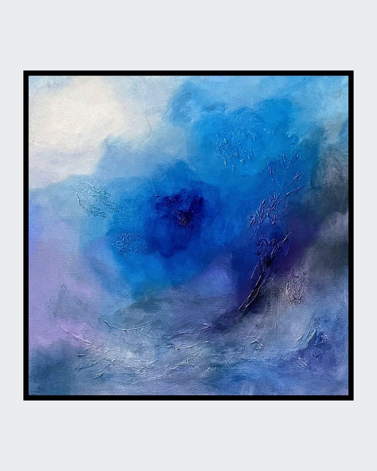 Abstraktes Gemälde in Blau mit variierenden Nuancen von Hell bis Tiefdunkel. Strukturpaste schafft reliefartige Texturen. Sanfte Farbverläufe treffen auf kontrastreiche Akzente, die Tiefe und Bewegung erzeugen. Dynamische, fast wellenartige Formen durchbrechen fließende Übergänge und verleihen dem Werk eine atmosphärische, sinnliche Qualität. Werk der Künstlerin Sigrid Bautze-Klinder, erhältlich bei ARTSPACER.