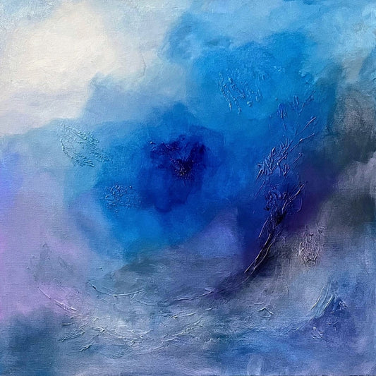Abstraktes Gemälde in Blau mit variierenden Nuancen von Hell bis Tiefdunkel. Strukturpaste schafft reliefartige Texturen. Sanfte Farbverläufe treffen auf kontrastreiche Akzente, die Tiefe und Bewegung erzeugen. Dynamische, fast wellenartige Formen durchbrechen fließende Übergänge und verleihen dem Werk eine atmosphärische, sinnliche Qualität. Werk der Künstlerin Sigrid Bautze-Klinder, erhältlich bei ARTSPACER.