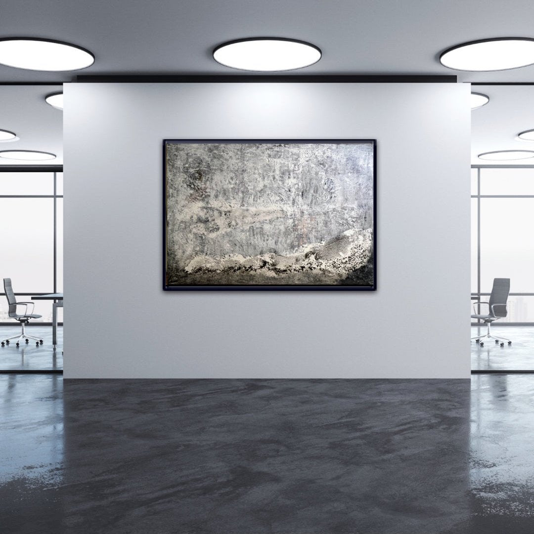 Abstraktes Gemälde ‘Winterfrost’ von Sigrid Bautze-Klinder, ausgestellt in einem modernen, minimalistisch eingerichteten Raum bei ARTSPACER. Das Kunstwerk zeigt eine winterliche Szene mit einer monochromen Farbpalette aus Weiß-, Grau- und Schwarztönen. Die strukturierte Oberfläche erinnert an eine frostige Landschaft mit Eisschichten und Schneeflocken. Die Beleuchtung im Raum hebt die Details und Texturen des Gemäldes hervor. Ideal für Kunstliebhaber, die die kühle, stille Schönheit des Winters schätzen.