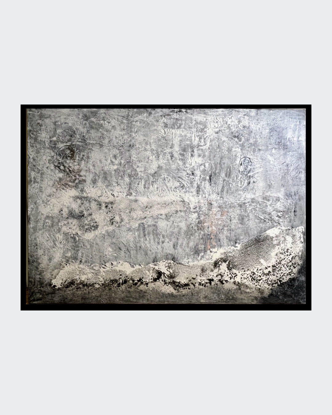 Abstraktes Gemälde ‘Winterfrost’ von Sigrid Bautze-Klinder mit grauen und weißen Tönen, strukturierter Oberfläche und winterlicher Atmosphäre. ARTSPACER, Kunst-Onlinegalerie