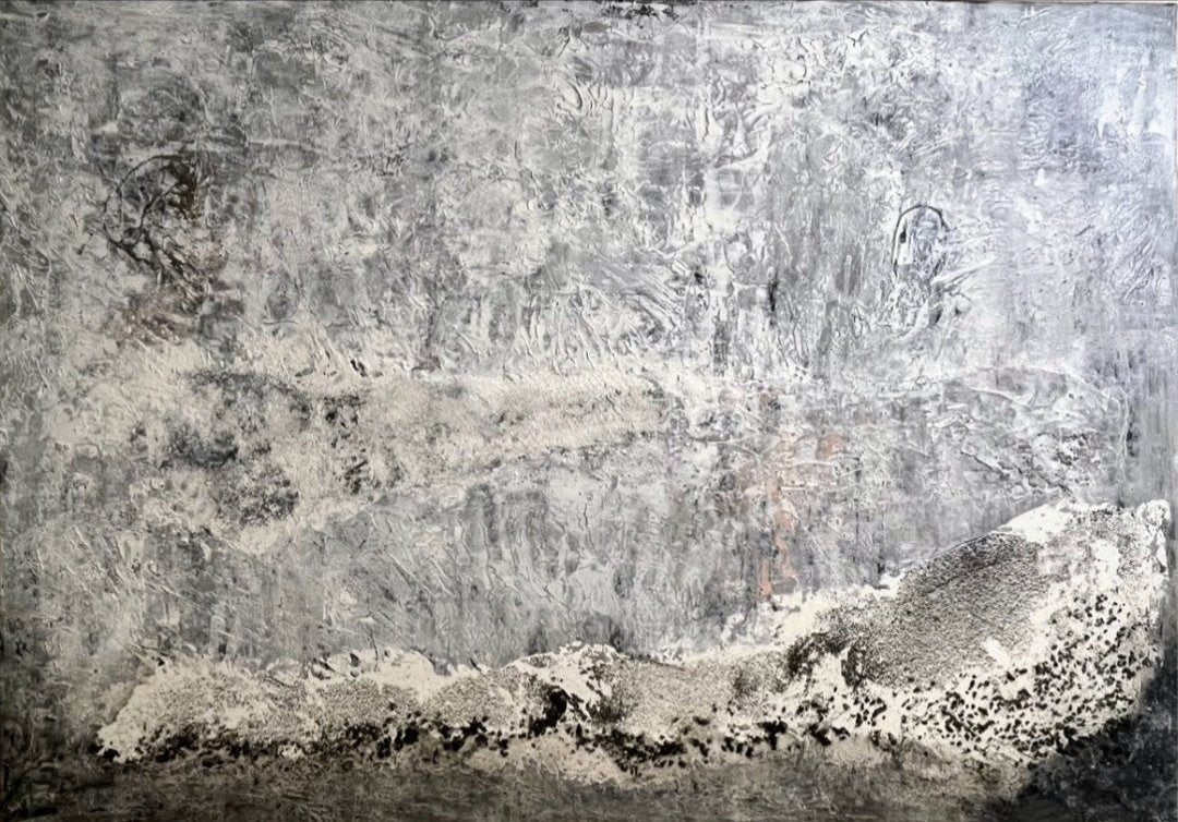Abstraktes Gemälde ‘Winterfrost’ von Sigrid Bautze-Klinder mit grauen und weißen Tönen, strukturierter Oberfläche und winterlicher Atmosphäre. ARTSPACER Online-Galerie.