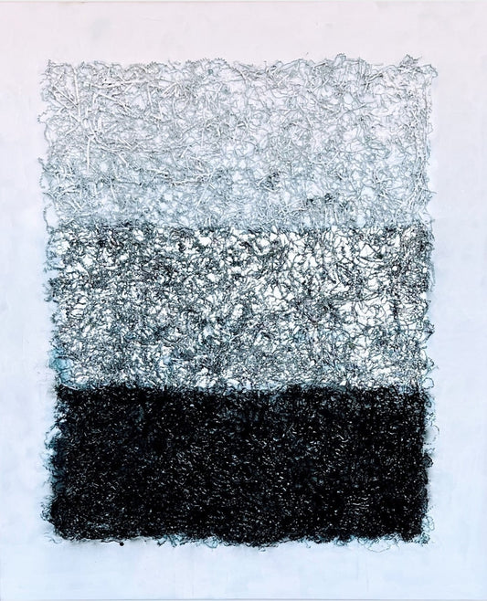 Dreiteiliges, strukturiertes Kunstwerk in Schwarz, Grau und Weiß. Organische, reliefartige Texturen, erzeugt durch Verpackungsmaterial, verleihen der Oberfläche eine filigrane, fast skulpturale Anmutung. Die Farben gehen fließend ineinander über, während das Spiel von Licht und Schatten Tiefe und Bewegung erzeugt.