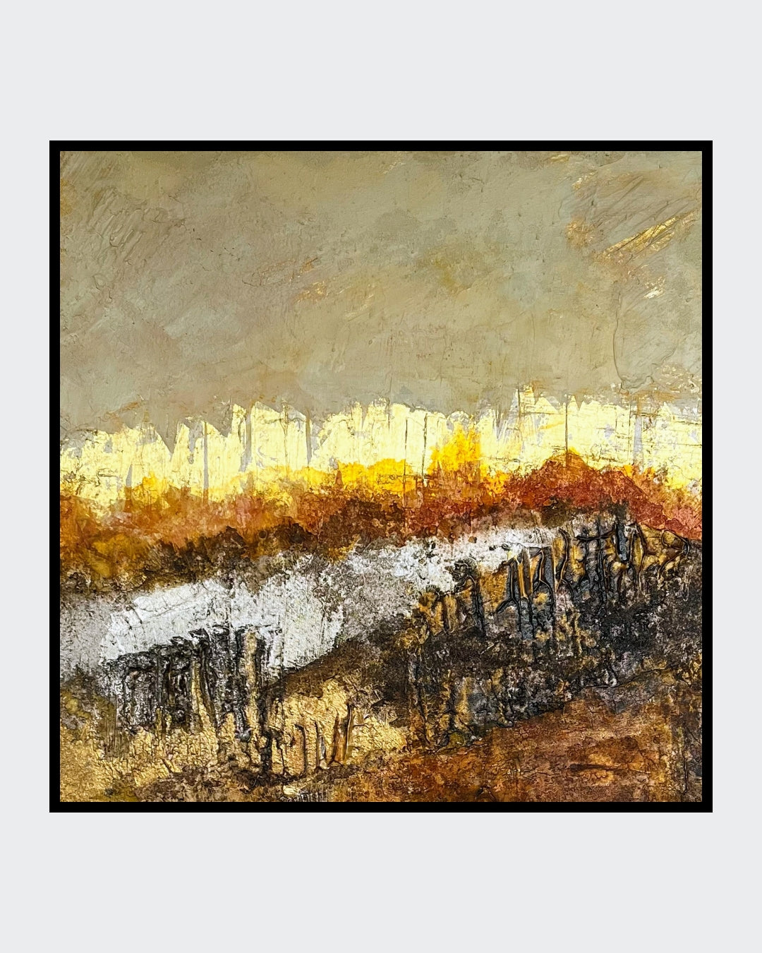 "Zwischen Glut und Asche" von Sigrid Bautze-Klinder in einem schwarzen, schlichten Rahmen. Das quadratische Bild (70x70 cm) zeigt eine strukturreiche, fast landschaftliche Komposition in Gold, Ocker, Orange, Schwarz und Weiß. Der goldene, leuchtende Horizontstreifen schwebt über einer dunkel strukturierten, erdigen Zone, die eine Stimmung zwischen Vergänglichkeit (Asche) und Aufbruch (Glut/Licht) vermittelt.