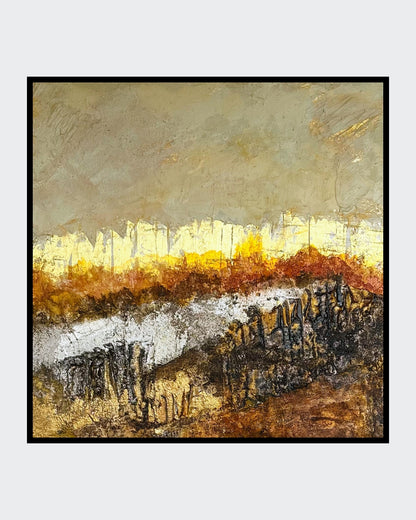 "Zwischen Glut und Asche" von Sigrid Bautze-Klinder in einem schwarzen, schlichten Rahmen. Das quadratische Bild (70x70 cm) zeigt eine strukturreiche, fast landschaftliche Komposition in Gold, Ocker, Orange, Schwarz und Weiß. Der goldene, leuchtende Horizontstreifen schwebt über einer dunkel strukturierten, erdigen Zone, die eine Stimmung zwischen Vergänglichkeit (Asche) und Aufbruch (Glut/Licht) vermittelt.