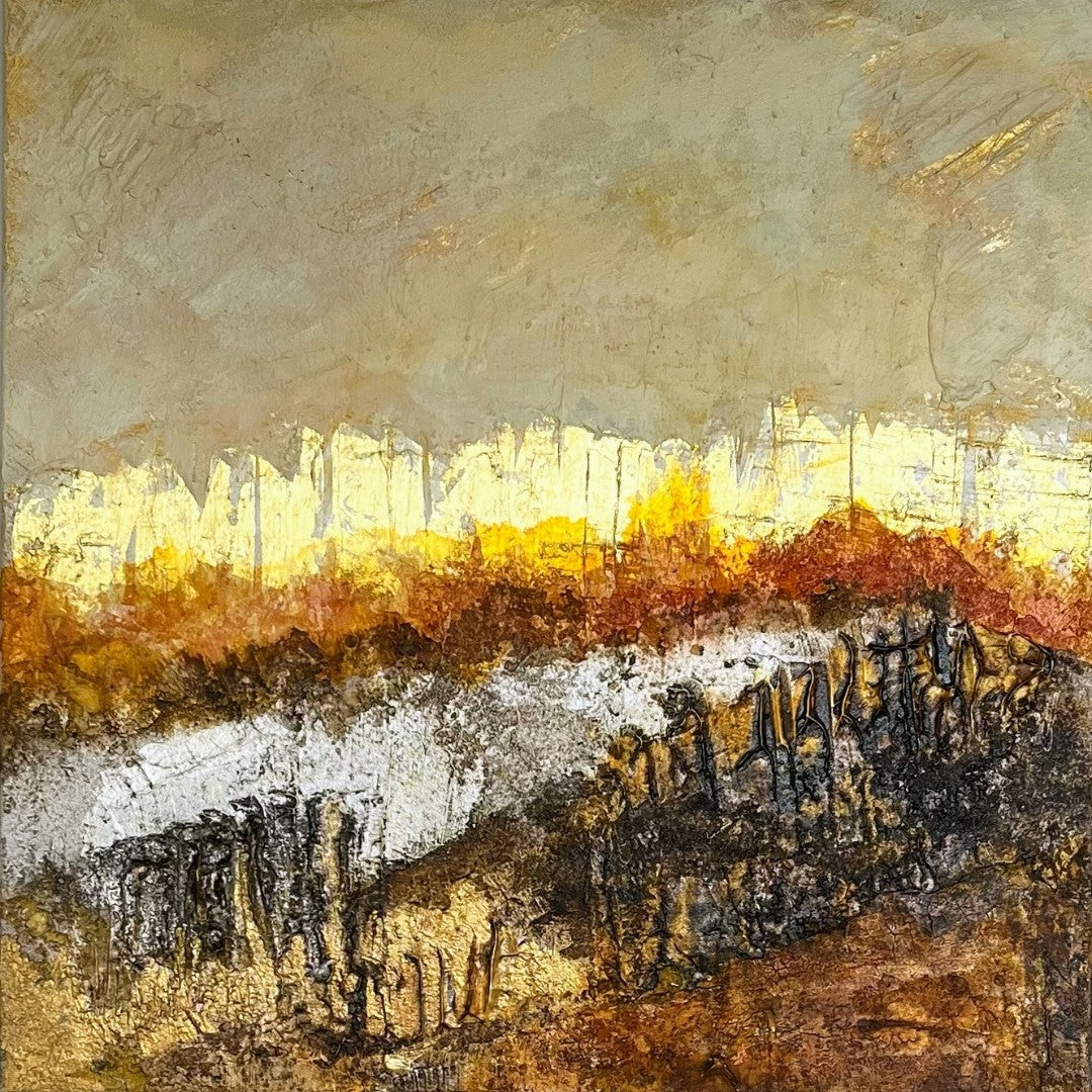 bstrakte Malerei "Zwischen Glut und Asche" von Sigrid Bautze-Klinder (70x70 cm, Acryl auf Leinwand, Blattgold und Strukturpaste). Die Textur des Werks ist stark ausgeprägt und erinnert an erodierte Felsen oder verkohlte Bäume. 