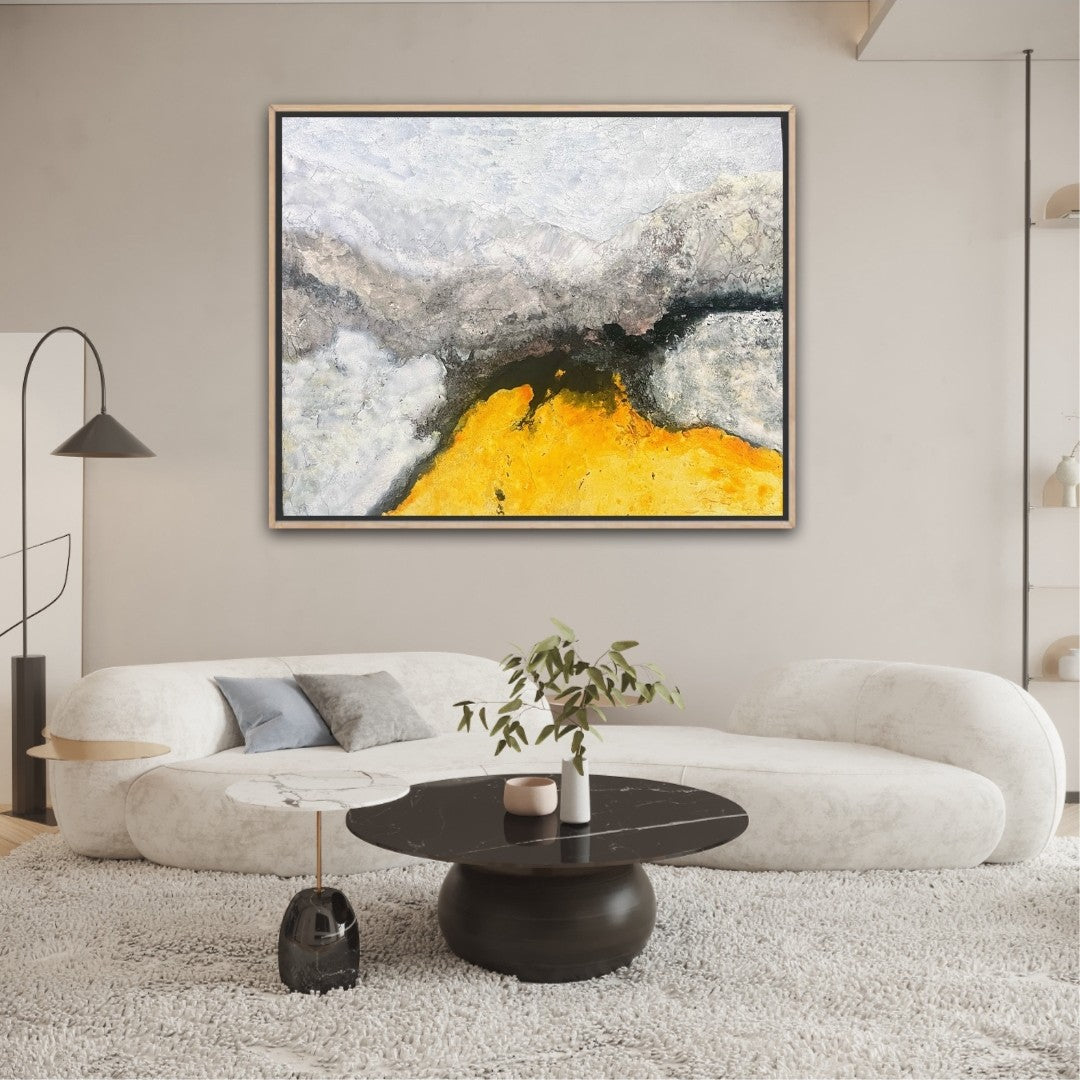 Das abstrakte Gemälde "Zwischenraum" von Sigrid Bautze-Klinder zeigt eine vertikale Komposition. Die linke Bildhälfte ist in hellen, kalten und monochromen Grautönen gehalten, die wie eine strukturierte, gefrorene Oberfläche wirken. Die rechte Hälfte wird von einem leuchtenden, kräftigen Gelb dominiert. In der Mitte der beiden Flächen befindet sich ein dunkler, fast schwarzer Spalt, der die gegensätzlichen Farben voneinander trennt und verbindet. Das Werk ist ungerahmt und mit verschiedenen Materialien wie 