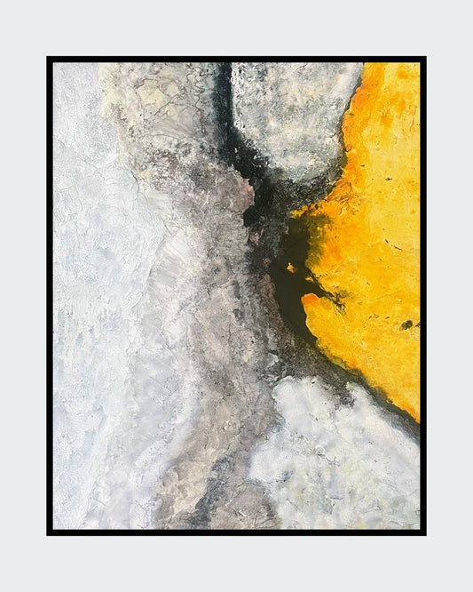 Das abstrakte Gemälde "Zwischenraum" von Sigrid Bautze-Klinder zeigt eine vertikale Komposition. Die linke Bildhälfte ist in hellen, kalten und monochromen Grautönen gehalten, die wie eine strukturierte, gefrorene Oberfläche wirken. Die rechte Hälfte wird von einem leuchtenden, kräftigen Gelb dominiert. In der Mitte der beiden Flächen befindet sich ein dunkler, fast schwarzer Spalt, der die gegensätzlichen Farben voneinander trennt und verbindet. 