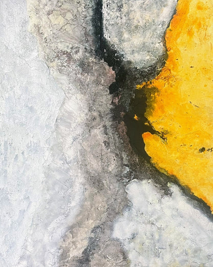 Das abstrakte Gemälde "Zwischenraum" von Sigrid Bautze-Klinder zeigt eine vertikale Komposition. Die linke Bildhälfte ist in hellen, kalten und monochromen Grautönen gehalten, die wie eine strukturierte, gefrorene Oberfläche wirken. Die rechte Hälfte wird von einem leuchtenden, kräftigen Gelb dominiert. In der Mitte der beiden Flächen befindet sich ein dunkler, fast schwarzer Spalt, der die gegensätzlichen Farben voneinander trennt und verbindet. Das Werk ist ungerahmt und mit verschiedenen Materialien wie 