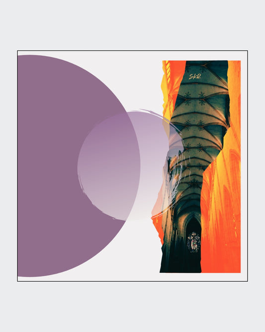 Digitales Fotokunstwerk "Fall" von Simone Kratzsch. Fragmentarische Ansicht eines gotischen Gewölbes mit markanten Rippen und einem Fenster am Ende, überlagert von abstrakten, transparenten violetten und hellvioletten Kreisen sowie einer organisch wirkenden, orangefarbenen Form am rechten Bildrand.