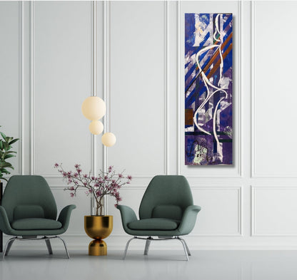 Ein hochformatiges, abstraktes Gemälde von Simone Kratzsch in Blau-, Weiß- und Brauntönen hängt an einer weißen Wand über zwei grünen Sesseln und einem goldenen Pflanzgefäß mit Blütenzweigen. Angeboten bei ARTSPACER.