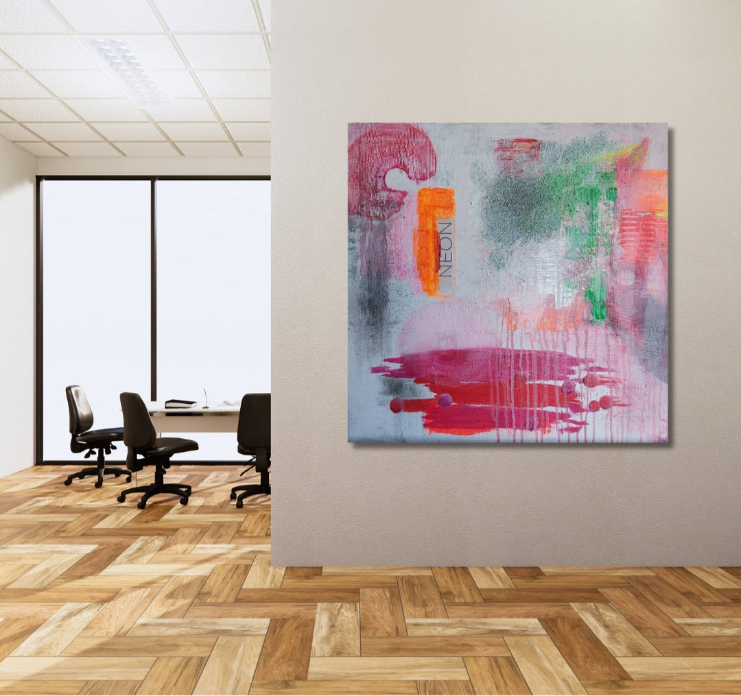 Abstraktes, quadratisches Gemälde von Simone Kratzsch mit leuchtenden Pink-, Orange-, Grün- und Grautönen hängt in einem modern eingerichteten Raum mit Holzboden. Erhältlich bei ARTSPACER.