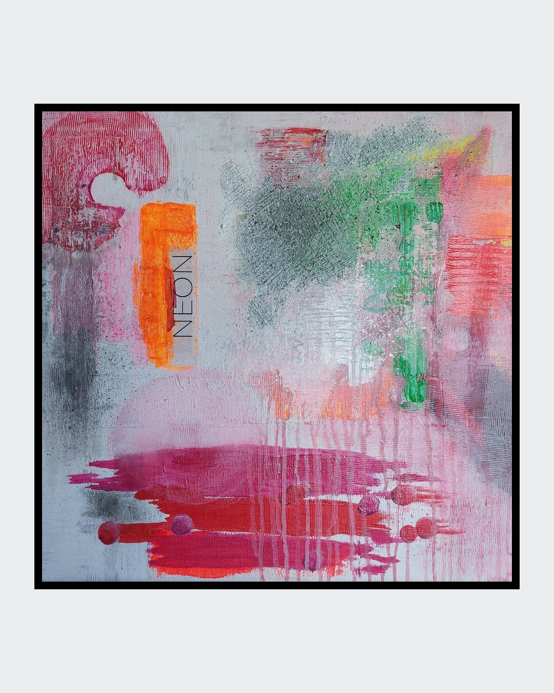 Abstraktes Acrylgemälde "Neon" von Simone Kratzsch, 60x60cm. Lebendige Farben wie Orange, Rosa, Grün und Grau bilden dynamische Formen und Texturen.