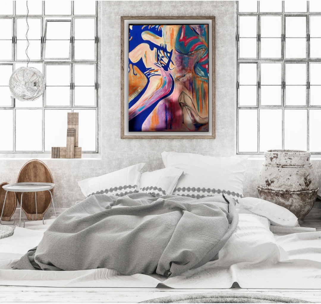 Gerahmtes, abstraktes Gemälde von Simone Kratzsch mit organischen Formen in Blau, Orange und Rottönen hängt über einem hellen Bett in einem loftartigen Raum mit großen Fenstern. Verfügbar bei ARTSPACER.