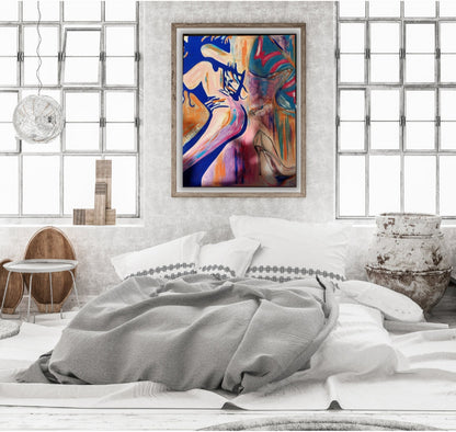 Gerahmtes, abstraktes Gemälde von Simone Kratzsch mit organischen Formen in Blau, Orange und Rottönen hängt über einem hellen Bett in einem loftartigen Raum mit großen Fenstern. Verfügbar bei ARTSPACER.