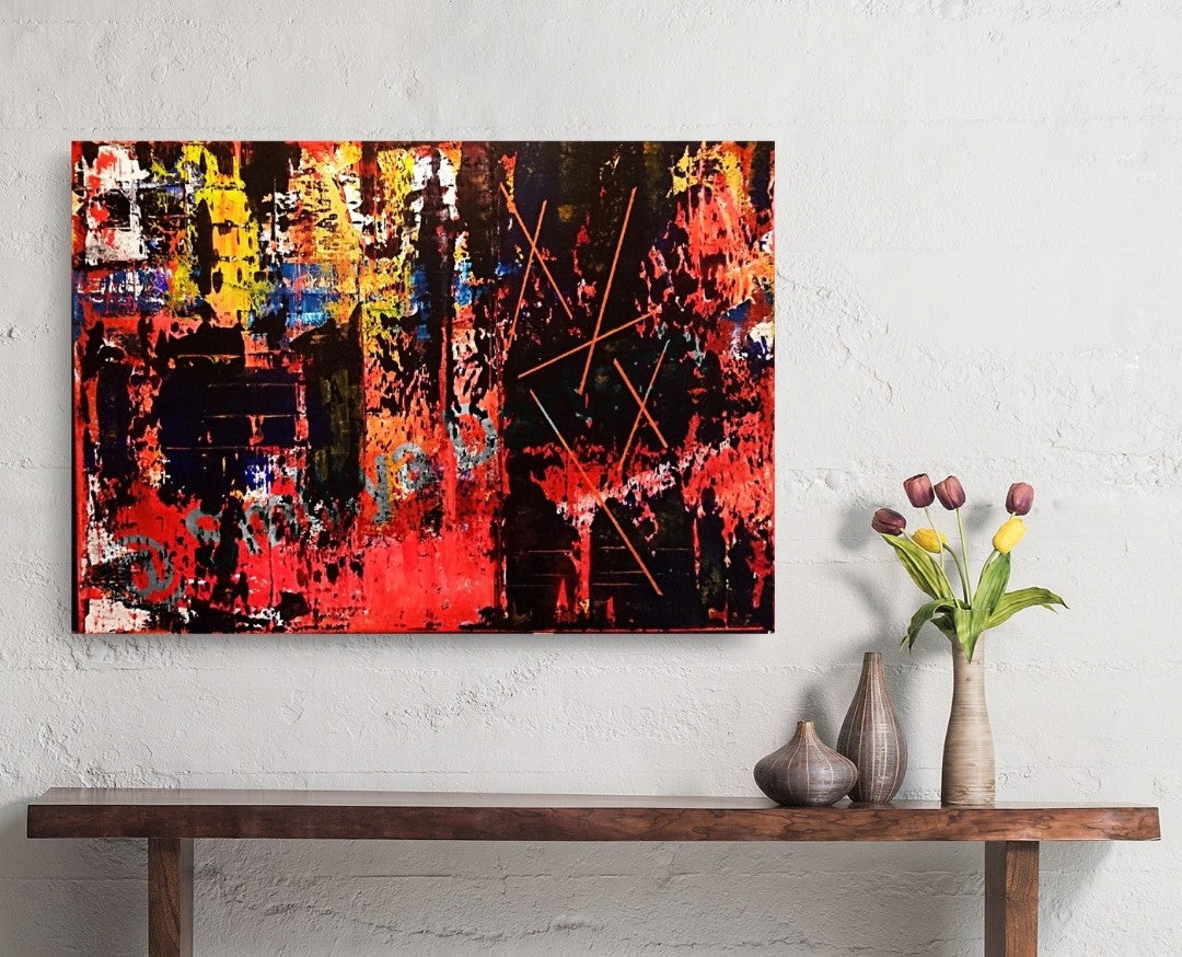 Abstraktes Acrylgemälde von Smillya Dartsch mit dem Titel 'Abstract Painting Demonstration'. Das Bild zeigt eine lebhafte Mischung aus Farben, darunter Rot, Schwarz, Gelb und Blau, mit einer Textur, die Zerrissenheit und Hoffnung symbolisiert. Auf der rechten Seite sind angedeutete menschliche Figuren zu sehen, die Furcht ausdrücken, während die linke Seite Hoffnung vermittelt. Orange Linien durchziehen das Bild. Das Gemälde ist auf einem Keilrahmen gefertigt und mit einem Schattenfugenrahmen versehen. 