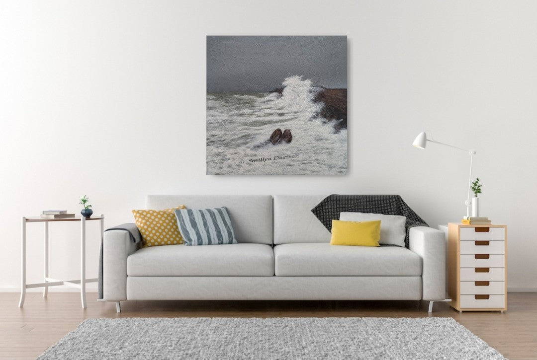 Quadratisches Acrylgemälde (50×50 cm) von Smillya Dartsch: aufgewühltes Meer prallt an dunkle Felsen, hohe Gischt unter grauem Himmel; strukturierte Oberfläche.