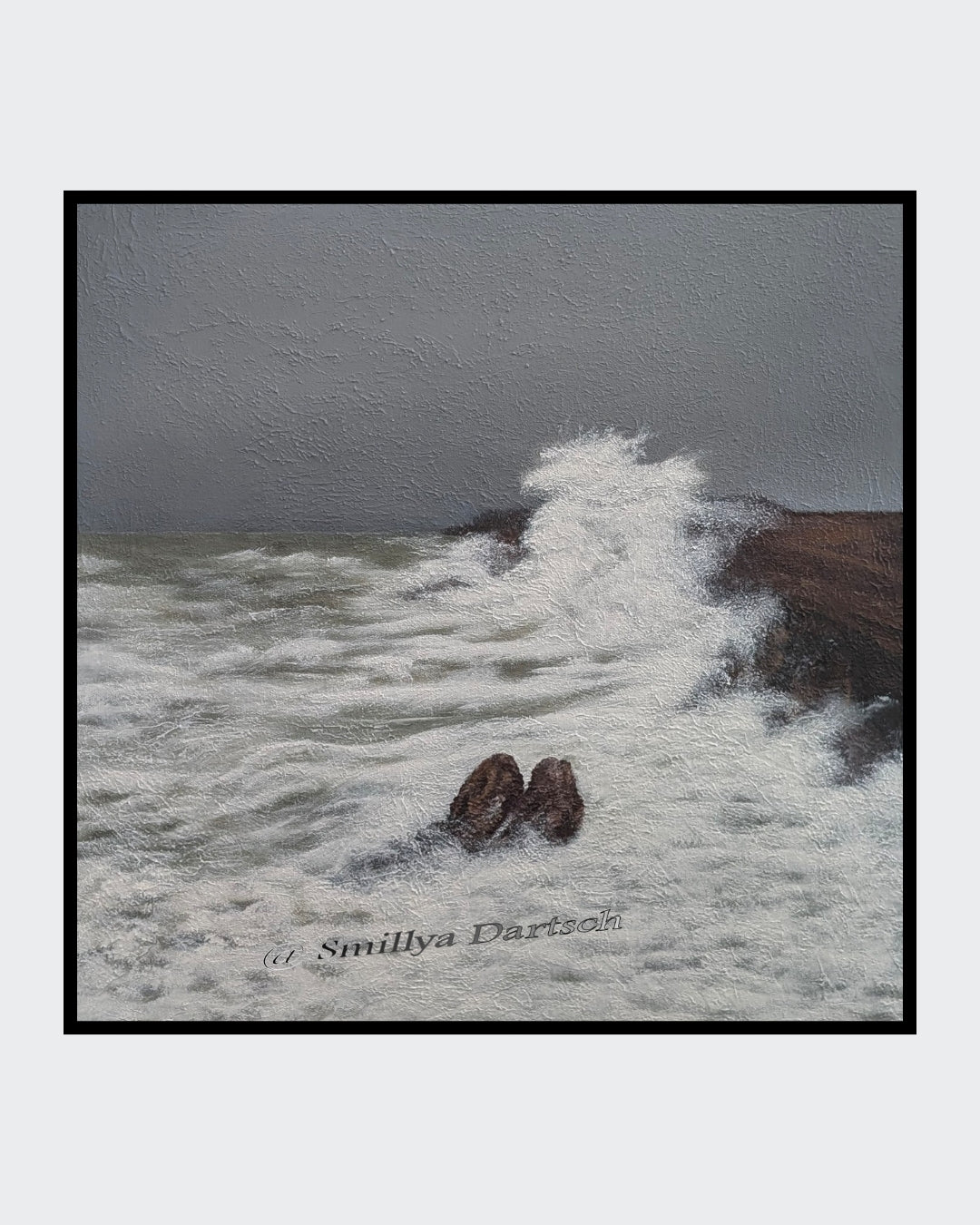 Quadratisches Acrylgemälde (50×50 cm) von Smillya Dartsch: aufgewühltes Meer prallt an dunkle Felsen, hohe Gischt unter grauem Himmel; strukturierte Oberfläche.