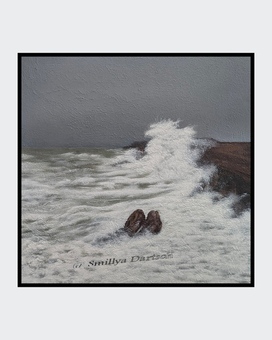 Quadratisches Acrylgemälde (50×50 cm) von Smillya Dartsch: aufgewühltes Meer prallt an dunkle Felsen, hohe Gischt unter grauem Himmel; strukturierte Oberfläche.