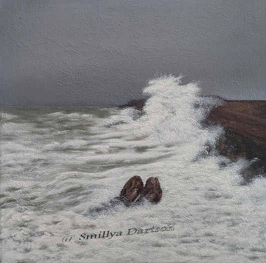 Quadratisches Acrylgemälde (50×50 cm) von Smillya Dartsch: aufgewühltes Meer prallt an dunkle Felsen, hohe Gischt unter grauem Himmel; strukturierte Oberfläche.