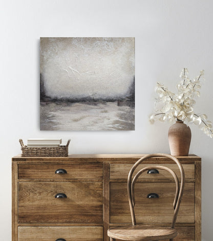 Quadratisches Acrylgemälde (50×50 cm) von Smillya Dartsch: erdige Brauntöne und Mineralweiß, abstrahierte Landschaft mit feinen bis groben Strukturen.