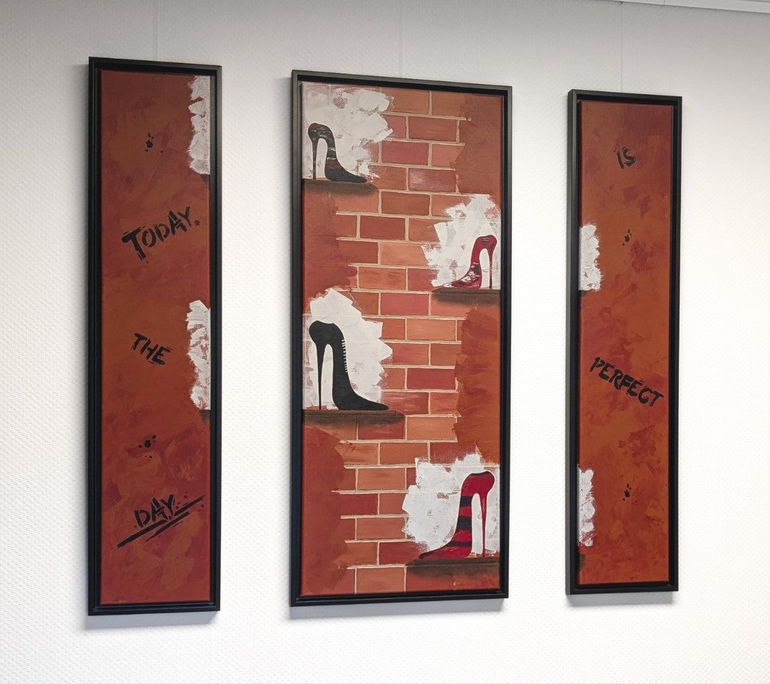 Triptychon „Appell an die Frauenwelt“ von Smillya Dartsch – rote Backsteinoptik mit High Heels und Schriftzug „Today is the perfect day“.
