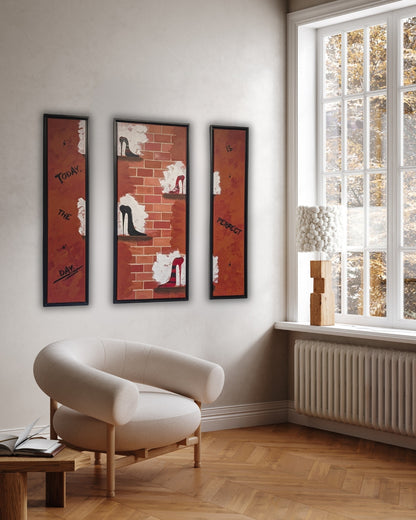 Triptychon „Appell an die Frauenwelt“ von Smillya Dartsch – rote Backsteinoptik mit High Heels und Schriftzug „Today is the perfect day“.