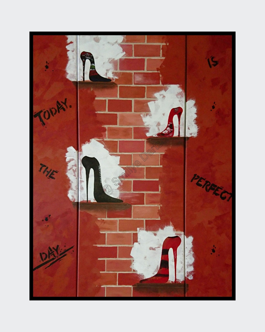 Triptychon „Appell an die Frauenwelt“ von Smillya Dartsch – rote Backsteinoptik mit High Heels und Schriftzug „Today is the perfect day“.