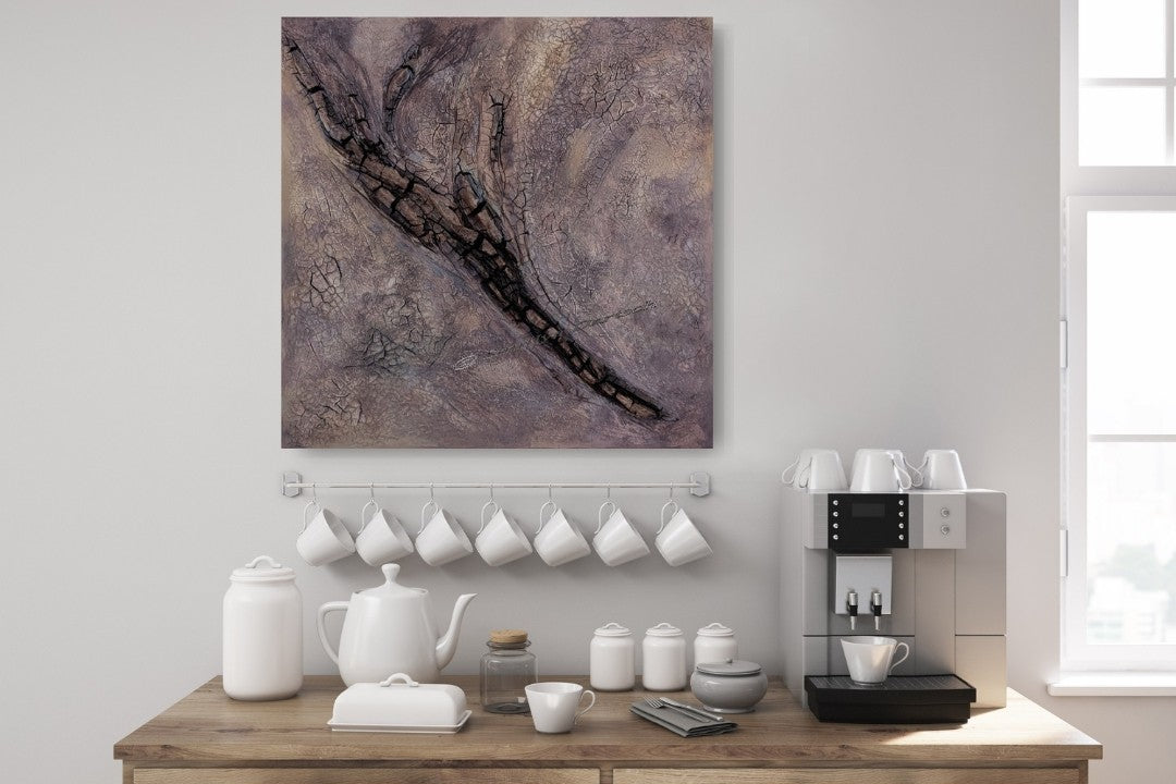 Abstraktes Acrylgemälde (50×50 cm): diagonal verlaufender dunkler Rissbalken auf stark rissiger Struktur; erdige Braun‑ und Grautöne, haptische Oberfläche.