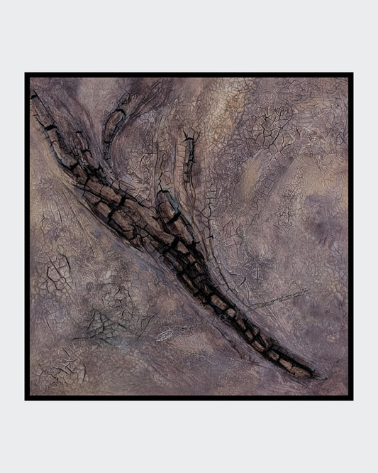 Abstraktes Acrylgemälde (50×50 cm): diagonal verlaufender dunkler Rissbalken auf stark rissiger Struktur; erdige Braun‑ und Grautöne, haptische Oberfläche.