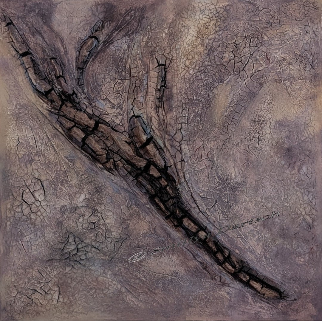 Abstraktes Acrylgemälde (50×50 cm): diagonal verlaufender dunkler Rissbalken auf stark rissiger Struktur; erdige Braun‑ und Grautöne, haptische Oberfläche.