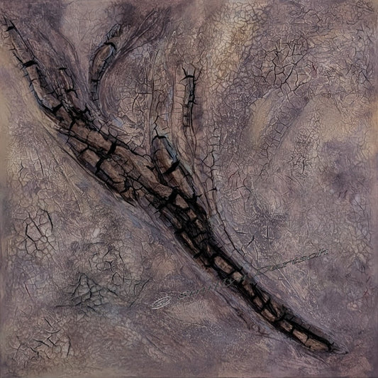 Abstraktes Acrylgemälde (50×50 cm): diagonal verlaufender dunkler Rissbalken auf stark rissiger Struktur; erdige Braun‑ und Grautöne, haptische Oberfläche.