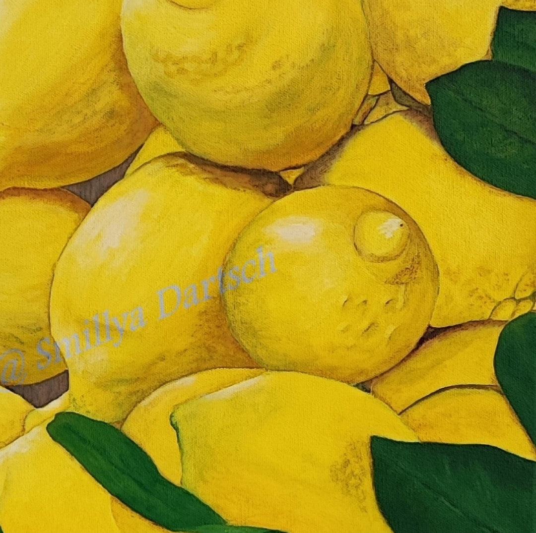 Acrylgemälde 'Ernte' von Smillya Dartsch. Eine detailreiche Darstellung von Zitronen, die sich zu einem Haufen auftürmen. Die Früchte sind in leuchtenden Gelbtönen gemalt, mit Schattierungen, die ihre Rundungen betonen. Einige grüne Blätter sind am unteren Rand des Bildes zu sehen. Das Gemälde ist auf einem Keilrahmen mit den Maßen 60x40 cm gefertigt.
