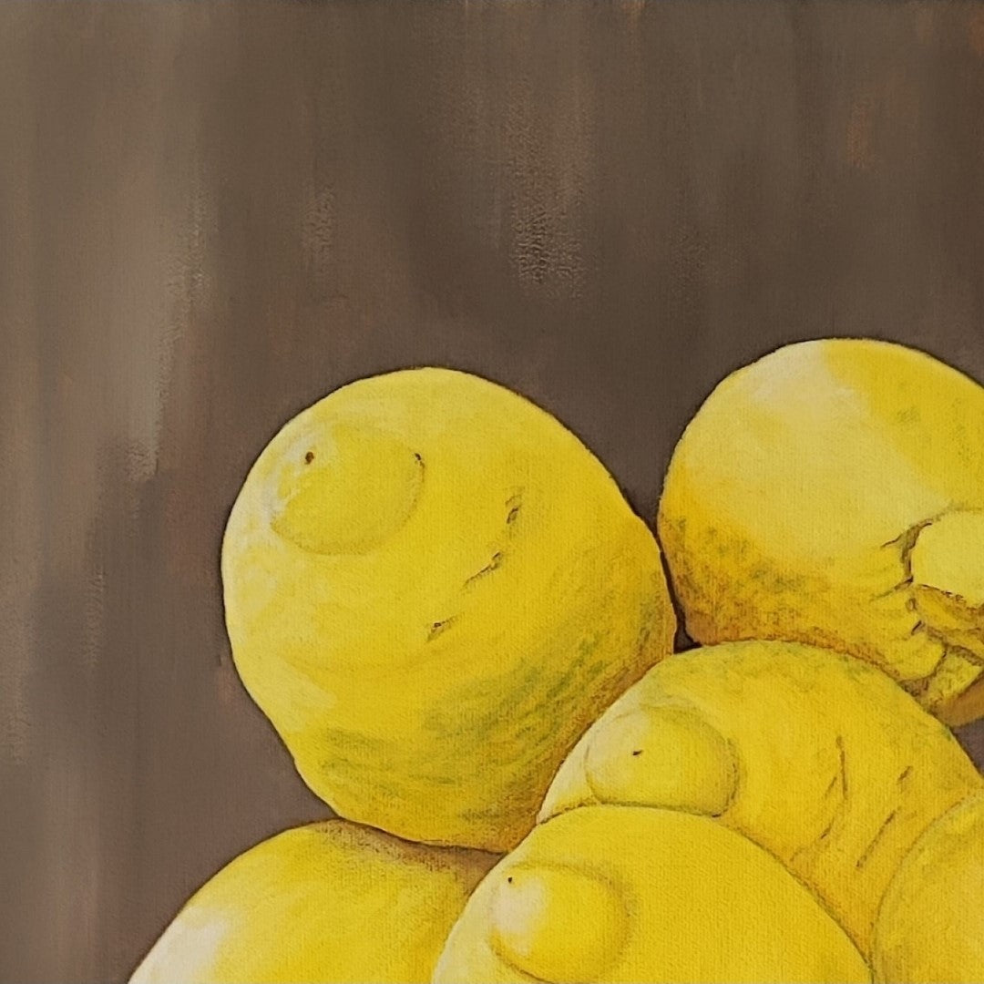 Acrylgemälde 'Ernte' von Smillya Dartsch. Eine detailreiche Darstellung von Zitronen, die sich zu einem Haufen auftürmen. Die Früchte sind in leuchtenden Gelbtönen gemalt, mit Schattierungen, die ihre Rundungen betonen. Einige grüne Blätter sind am unteren Rand des Bildes zu sehen. Das Gemälde ist auf einem Keilrahmen mit den Maßen 60x40 cm gefertigt.