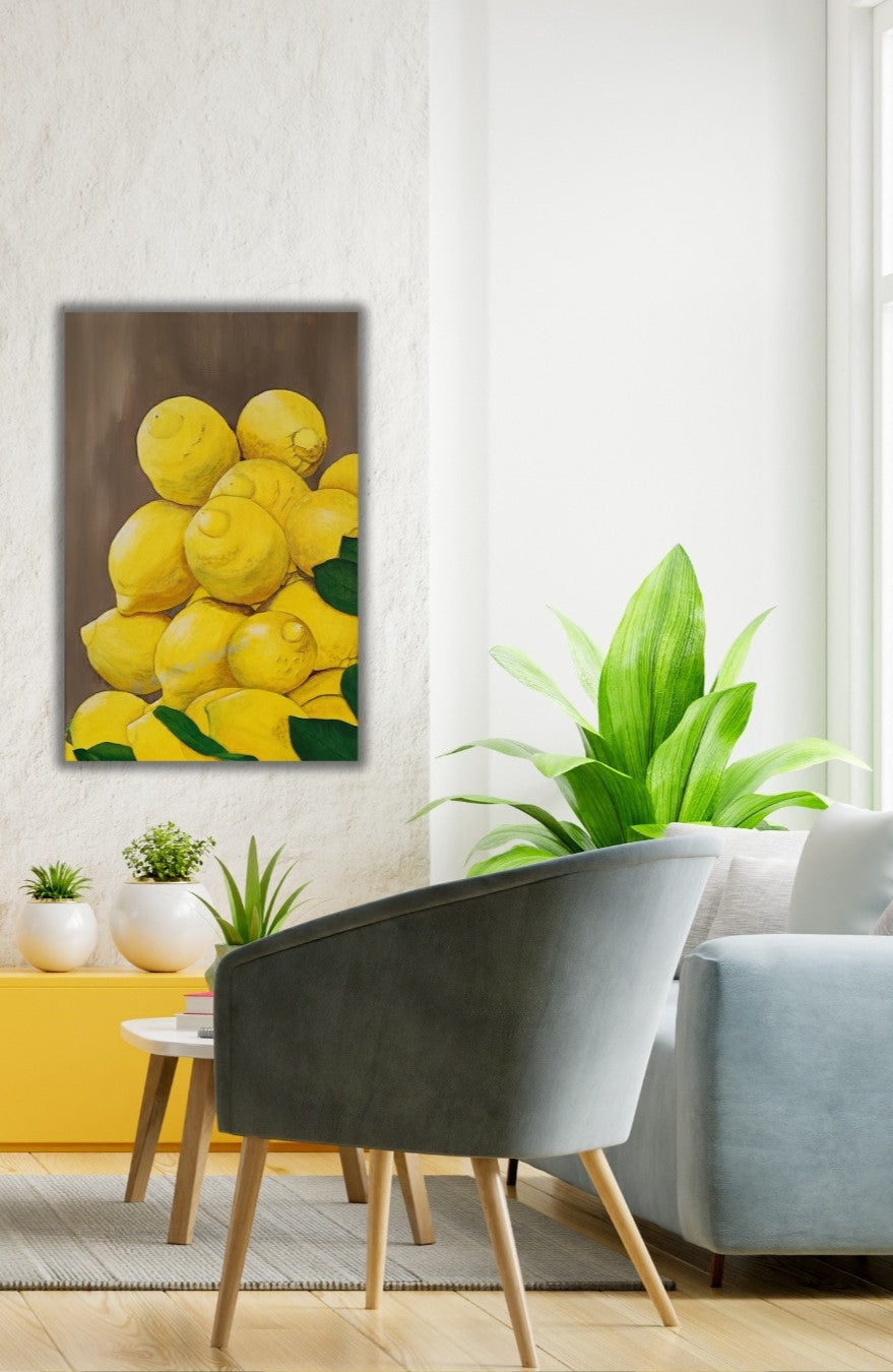 Acrylgemälde 'Ernte' von Smillya Dartsch. Eine detailreiche Darstellung von Zitronen, die sich zu einem Haufen auftürmen. Die Früchte sind in leuchtenden Gelbtönen gemalt, mit Schattierungen, die ihre Rundungen betonen. Einige grüne Blätter sind am unteren Rand des Bildes zu sehen. Das Gemälde ist auf einem Keilrahmen mit den Maßen 60x40 cm gefertigt.