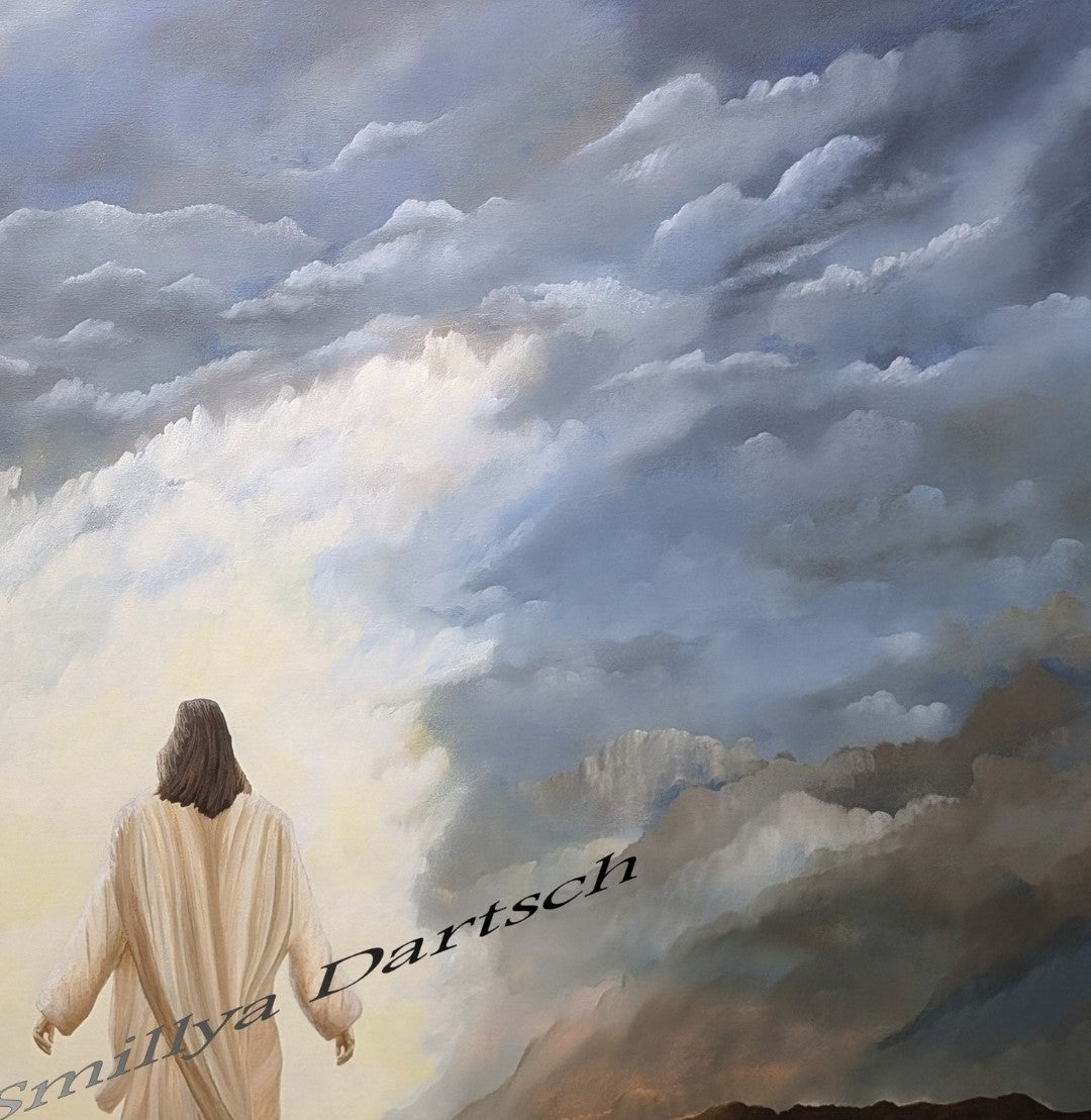 Acrylgemälde 'Jesus Portrait' von Smillya Dartsch. Eine Darstellung von Jesus, der auf dem Wasser geht, inspiriert von biblischen Erzählungen. Jesus ist von hinten zu sehen, in einem weißen Gewand, während er auf einem ruhigen Gewässer in Richtung eines hellen Lichts zwischen dunklen, dramatischen Wolken geht. Das Gemälde ist mit einem Glanzfirnis versiegelt und wird mit zwei Keilrahmenaufhängern geliefert. Maße: 100x130 cm.