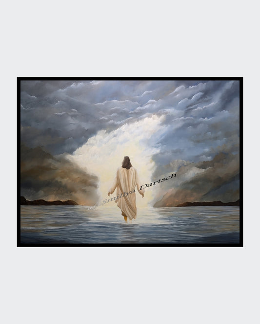 Acrylgemälde 'Jesus Portrait' von Smillya Dartsch. Eine Darstellung von Jesus, der auf dem Wasser geht, inspiriert von biblischen Erzählungen. Jesus ist von hinten zu sehen, in einem weißen Gewand, während er auf einem ruhigen Gewässer in Richtung eines hellen Lichts zwischen dunklen, dramatischen Wolken geht. Das Gemälde ist mit einem Glanzfirnis versiegelt und wird mit zwei Keilrahmenaufhängern geliefert. Maße: 100x130 cm.